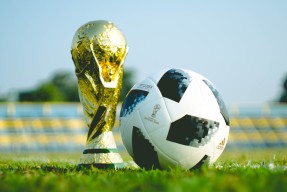 世界杯-巅峰对决70分钟，费德勒、德布劳内与FPX的胜败谜局